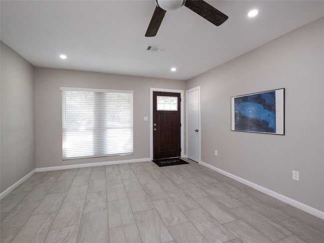 Photo - 3215 Soway St