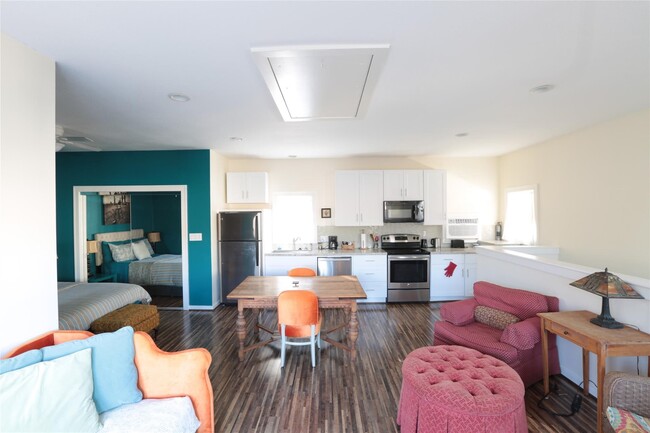 Building Photo - 1625 Harvard St Unit B Rental