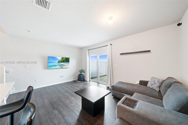 Photo - 1050 W Davis Pkwy