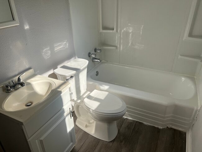 Photo - 2129 Ford St