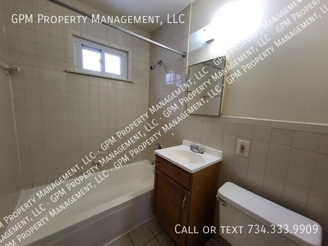 Photo - 33120 Alberta St