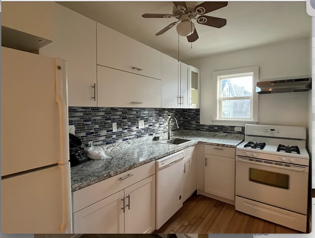 kitchen, all new appliances, kitchen cabinets - 42 W Baltimore St Unidad 28 Rental
