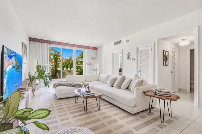 LIVING ROOM - 5001 Collins Ave Unidad 1K