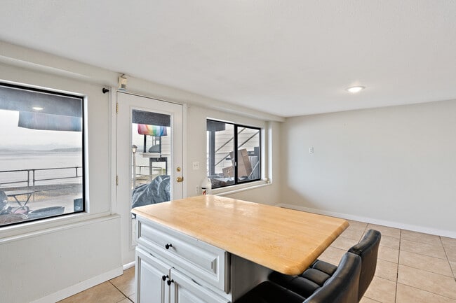 Photo - 4703 Beach Dr SW