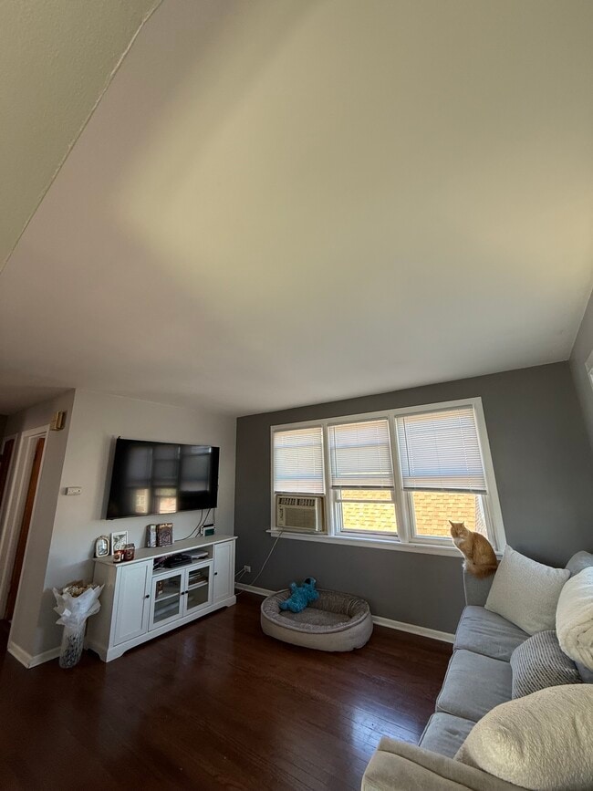Building Photo - 1325 Clarence Ave Unit 2