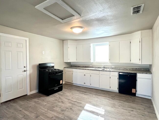 Photo - 1510 E 10th St