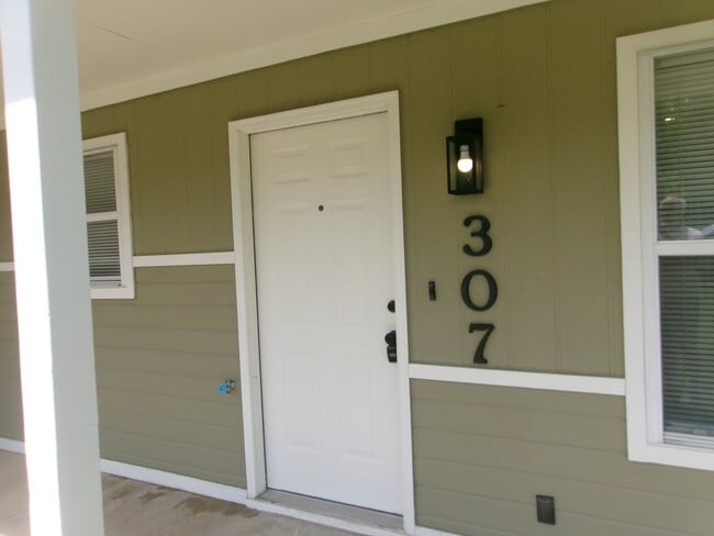 Photo - 307 Palomino Ln