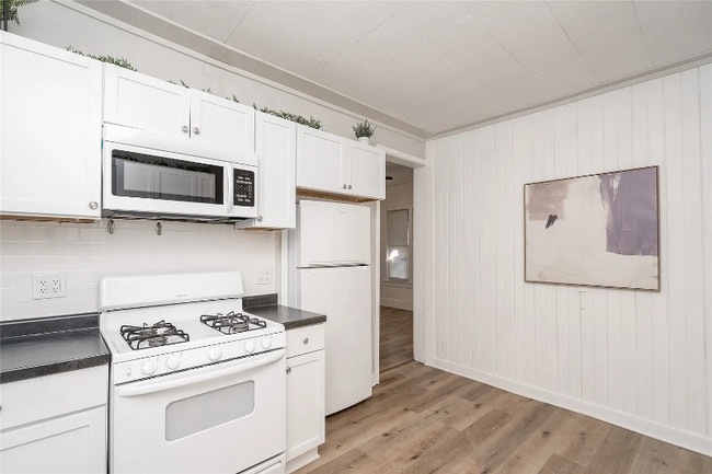 Photo - 1136 E 8th St