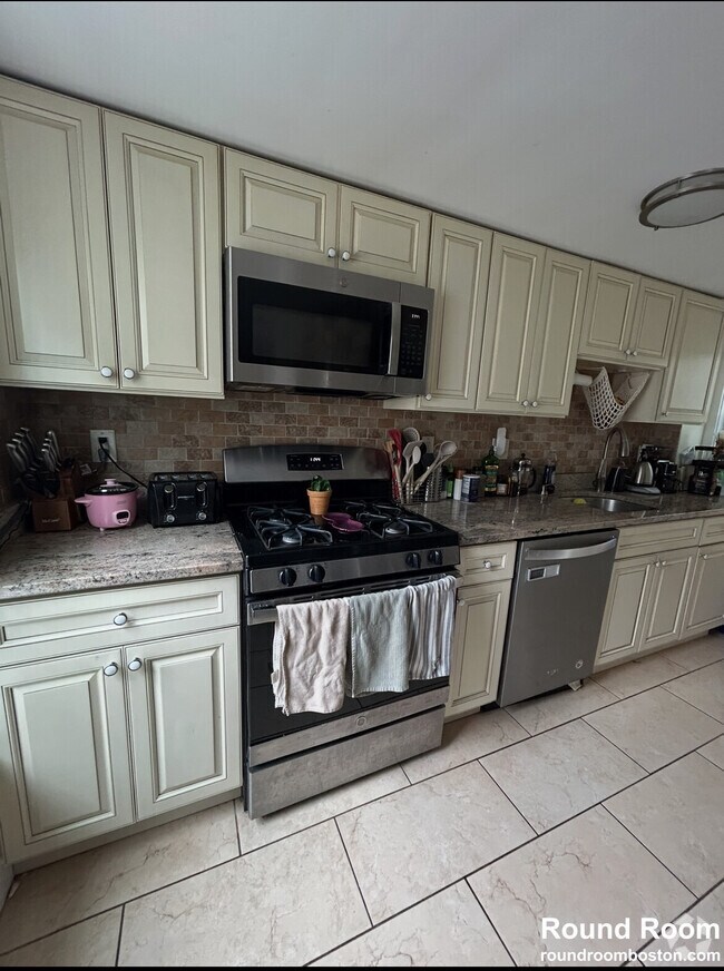 Building Photo - 15 Mansfield St Unit 2 Rental