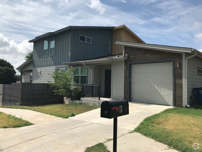 Building Photo - BEAUTIFUL, OPEN TOWNHOUSE CLOSE TO DOWNTOWN