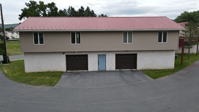 Building Photo - 2 Bedroom in Jersey Shore with 1 Car Garage! Unit Apt 7