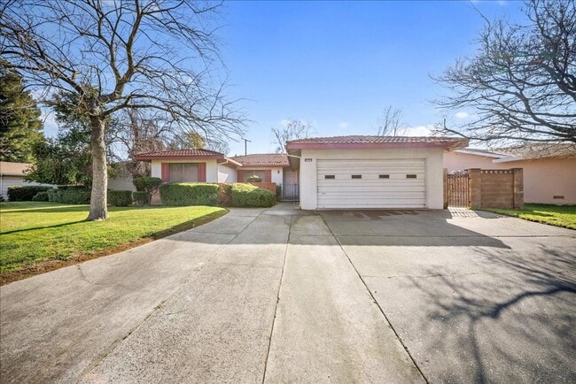 Building Photo - 2549 Notre Dame Dr