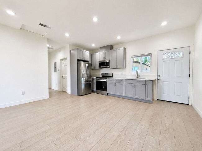 Photo - 10723 Rhodesia Ave
