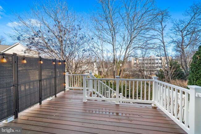 Photo - 117 W 5th St