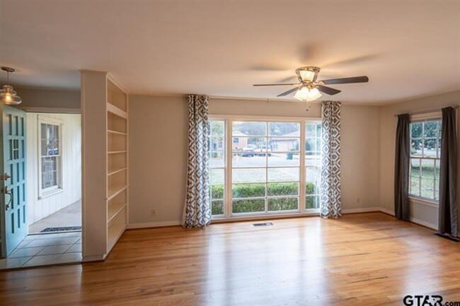 Photo - Sweet Cottage on Camellia!