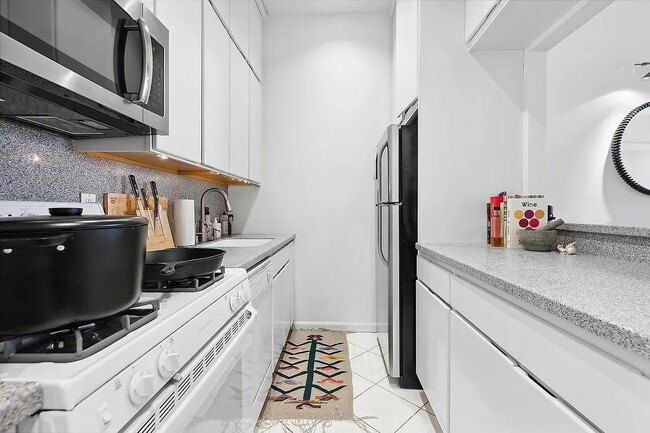 43 E 10th St Unit 4H