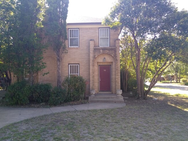 Building Photo - Fully Furnished 2-bed, 1-bath home