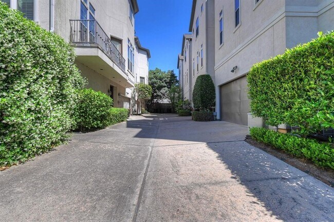 Photo - 2406 Wroxton Rd