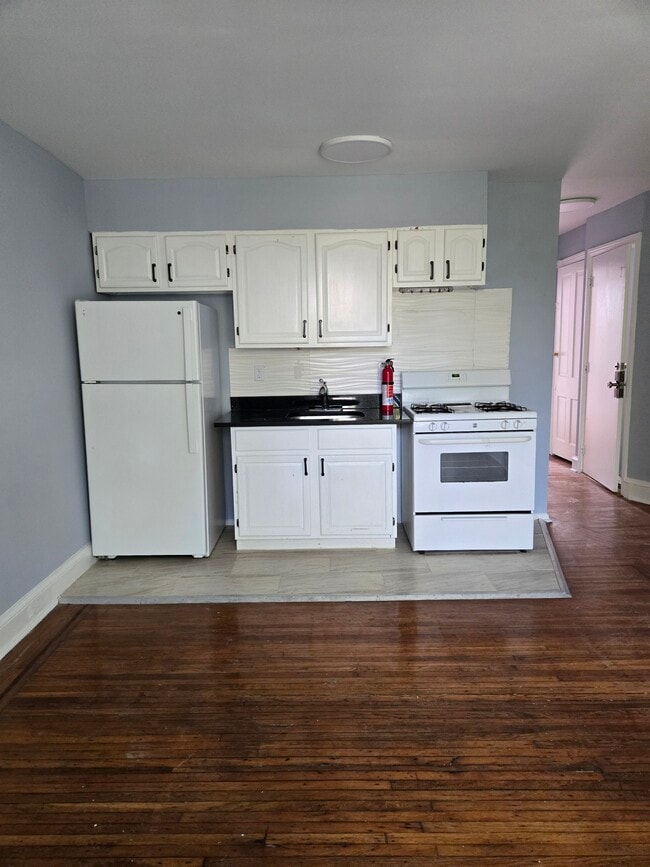 Building Photo - 4812 Regent St Unit 3