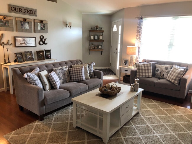 Living Room with vaulted ceilings - 2805 Wordsworth Dr