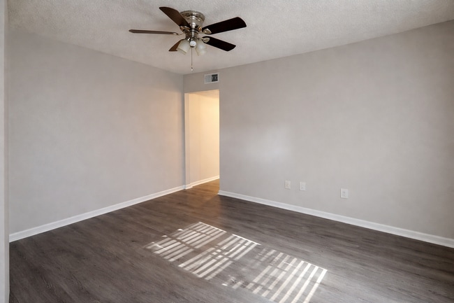 Photo - Heritage Oaks @ Navco (Promotion!)