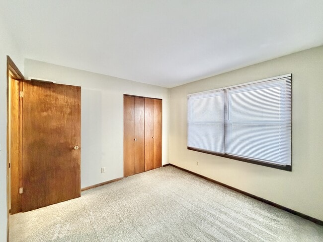 Building Photo - 1922 N Randall Ave Unit 5