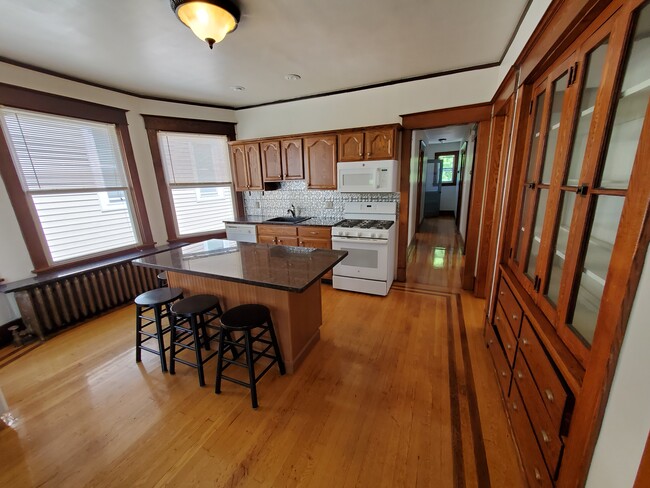 Large bright kitchen - 218 Ontario St Apartments