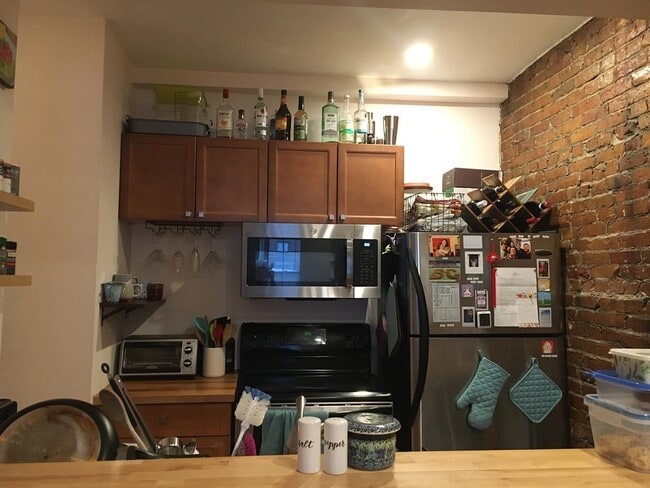 Building Photo - 204 Northampton St Unit 3