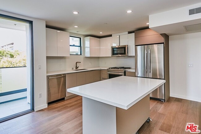 Photo - 328 N Maple Dr Unit 303