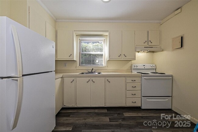 Photo - 260 Church St N