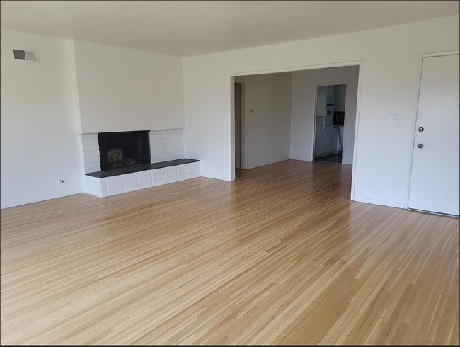 Livingroom - North View to Dining Room - 960 17th Street - Apt 2