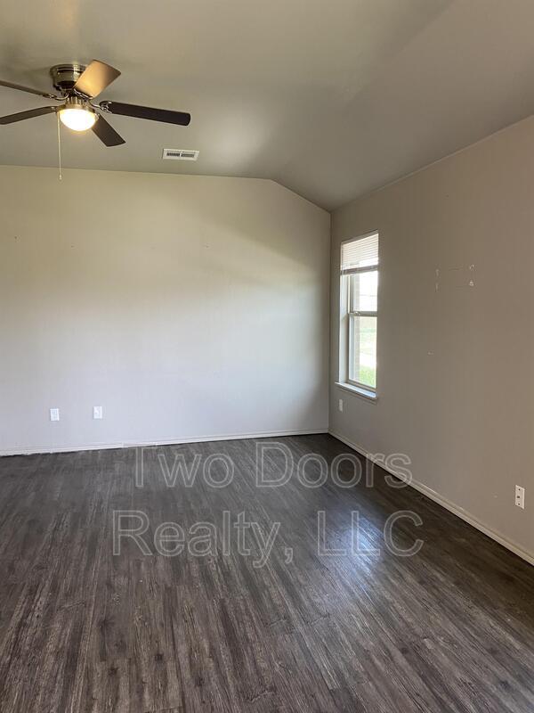 Photo - 611 N Main St