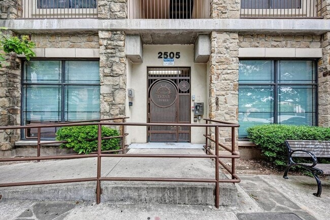 Building Photo - 2/2 Updated Condo in West Campus Unit 305