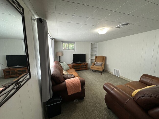 Photo - T260YL Unit Room #1 - B (shared)