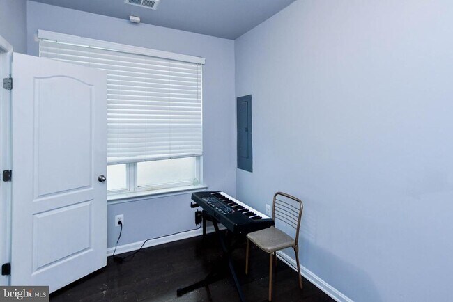 Photo - 608 Parkside Pl NE