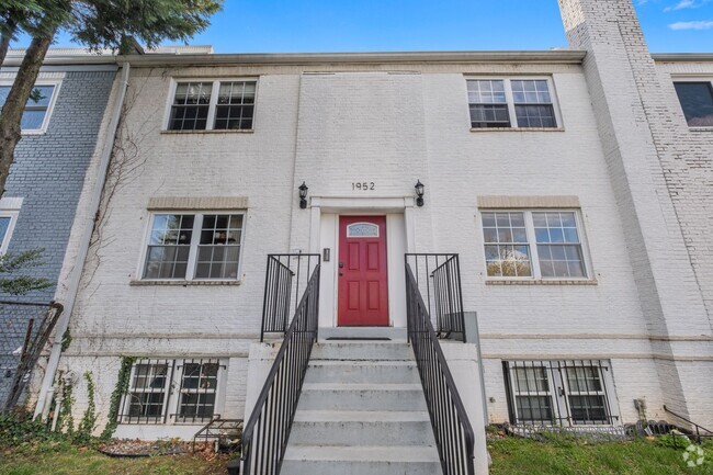 Building Photo - Spacious 3 BR/3 BA 2-Level Condo in Ecking...