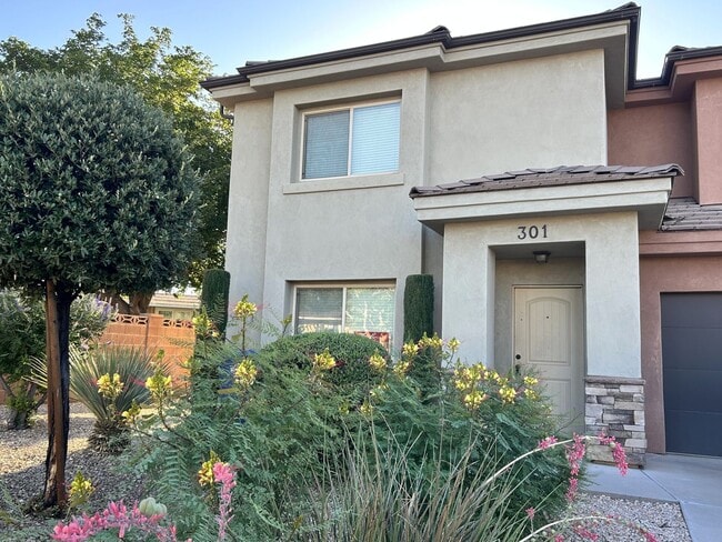 Building Photo - Dog Friendly 4 Bedroom Townhome. $200 First Full Month's Rent!