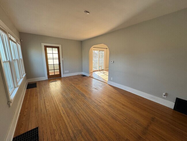 Photo - 3 bedroom 1 bath home with a sunroom in Davenport