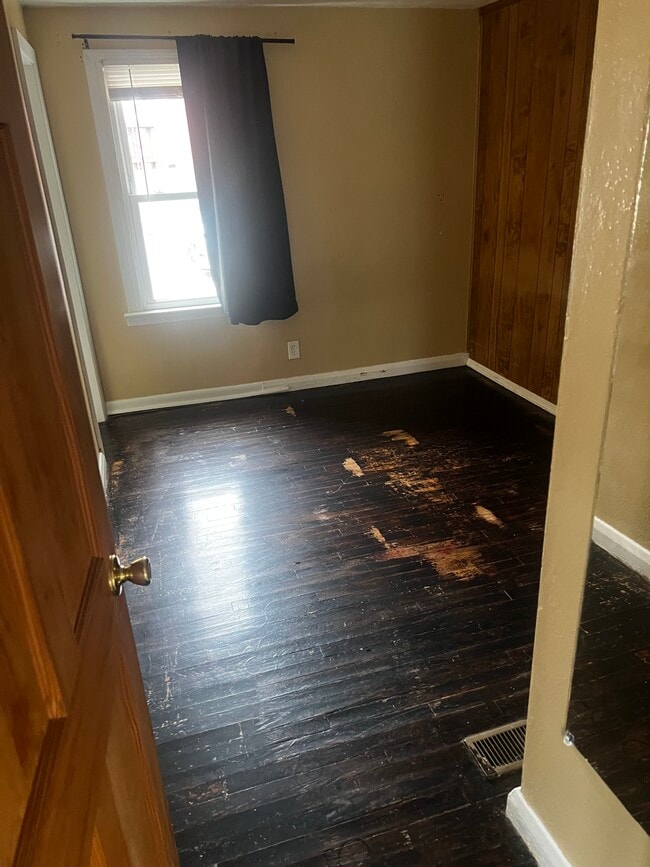 Building Photo - 318 16th St NE Unit 318 16th street 1