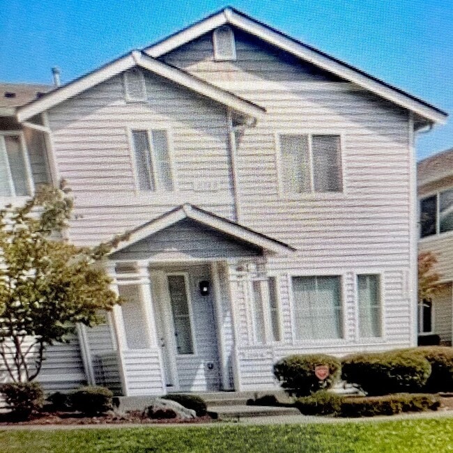 Spacious Condo Available Now! - Spacious Condo Available Now!