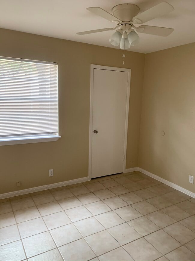 Photo - 301 Hedgewood Dr Unit B