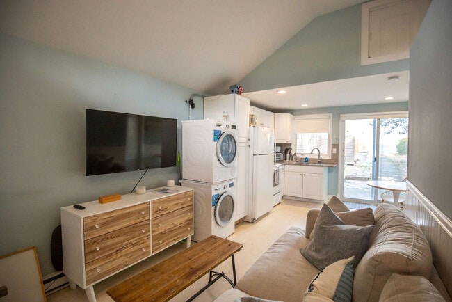 Building Photo - 4 Oak St Unit ID1261528P