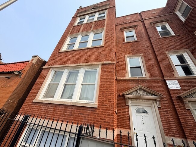Building Photo - 3914 W Diversey Ave Unit G