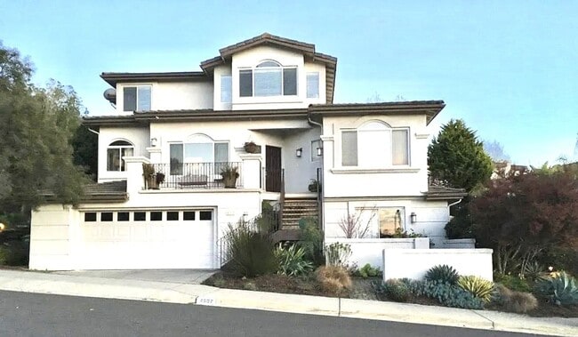 Building Photo - Stunning 4 Bed/2.5 Bath Home in highly desirable Spanish Oaks Neighborhood