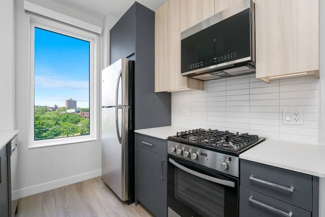 Photo - 680 N May St