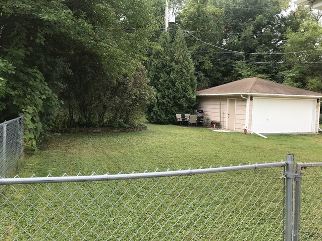 Fenced in yard - 1590 Case Ave E