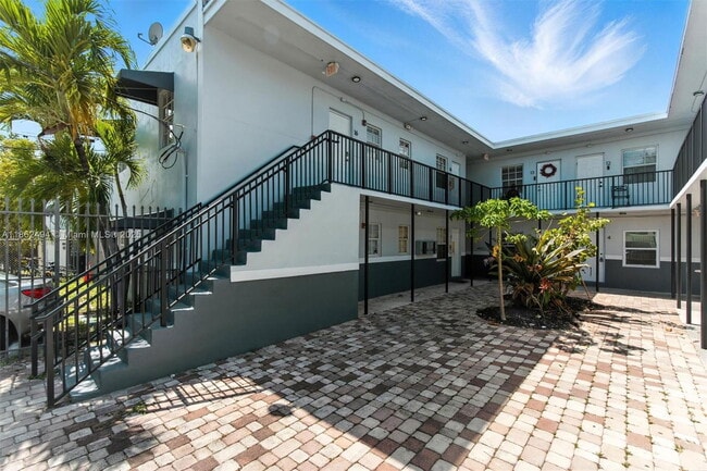 Building Photo - 3615 Thomas Ave Unit 16