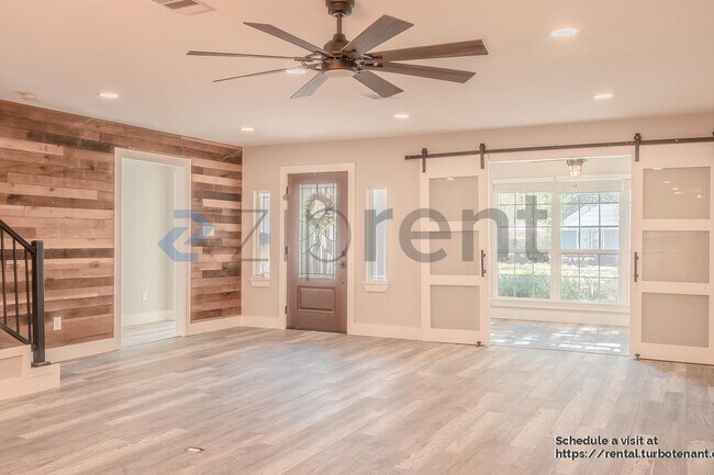 Photo - 722 Riveredge Dr