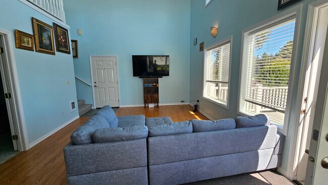 Huge living room - 1742 NE 14th St Unit 2