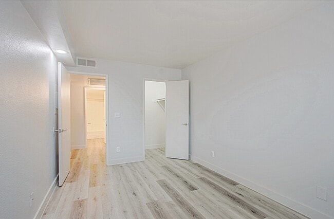 Photo - Escarlata 31